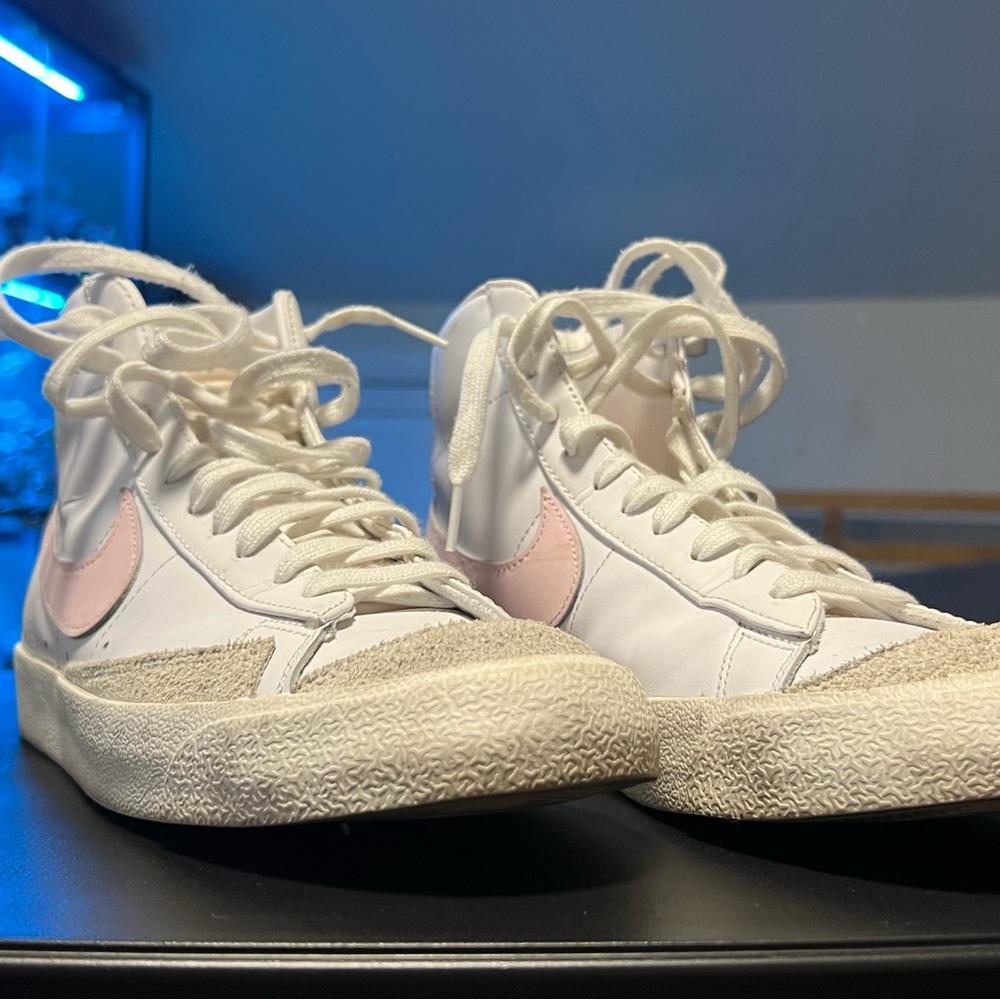 US M size 9 White and Pink High-Top nike blazers